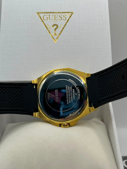 Montre à cadran noir avec bracelet en silicone noir