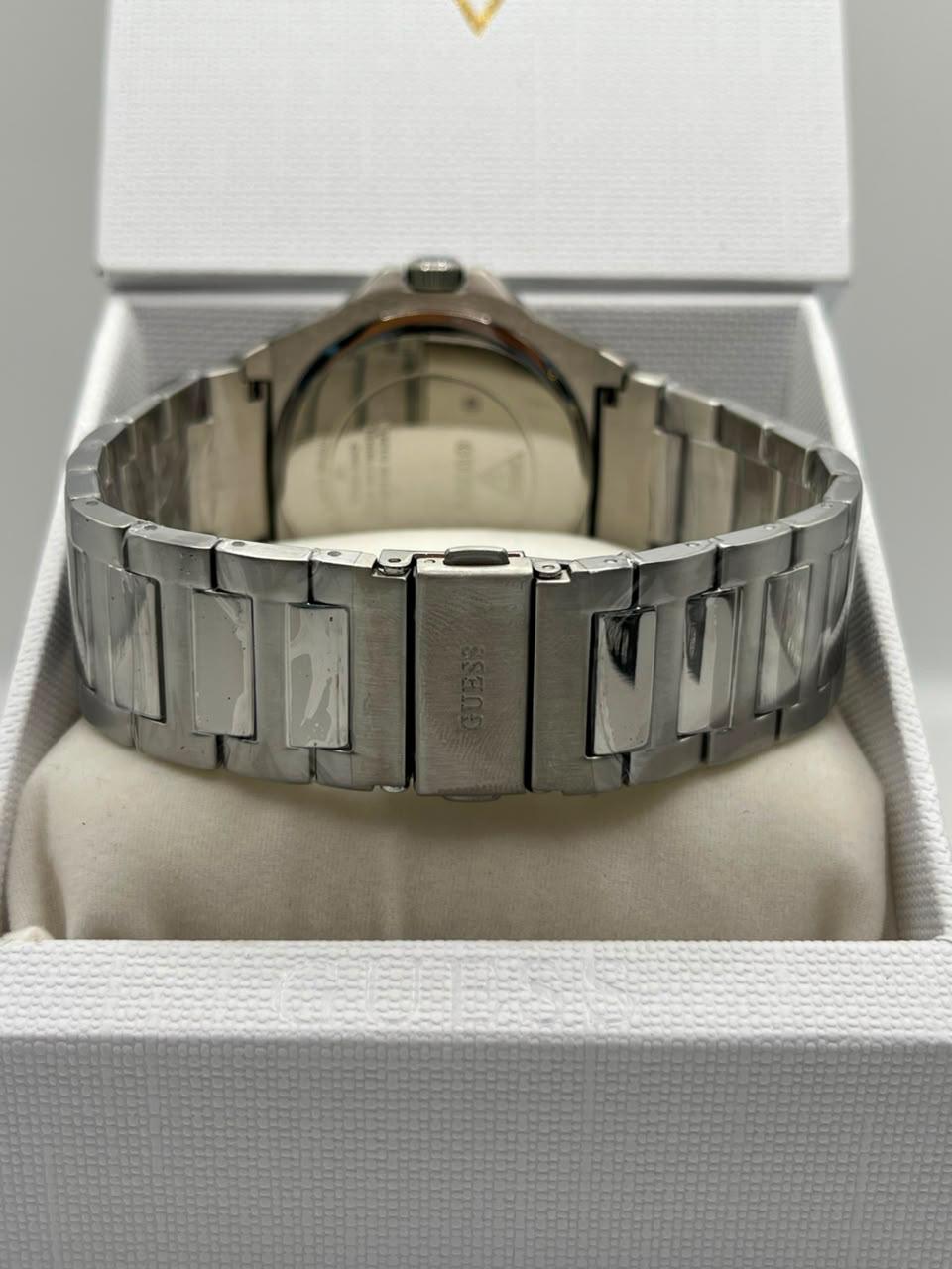 Montre quartz à cadran vert et bracelet en acier inoxydable argenté