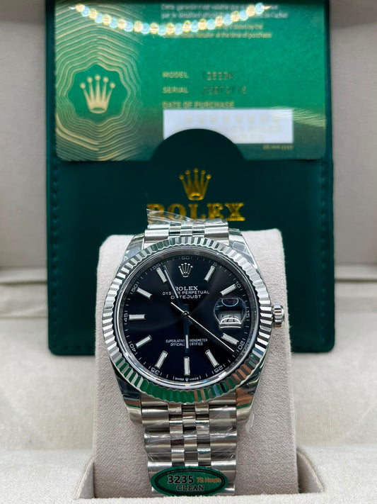 Montre à cadran bleu serti de diamants