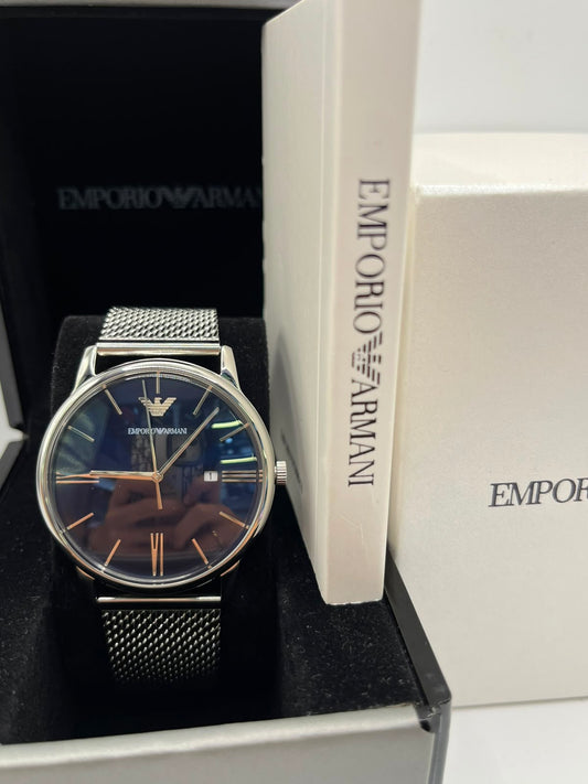 Montre à cadran noir avec bracelet mesh argenté