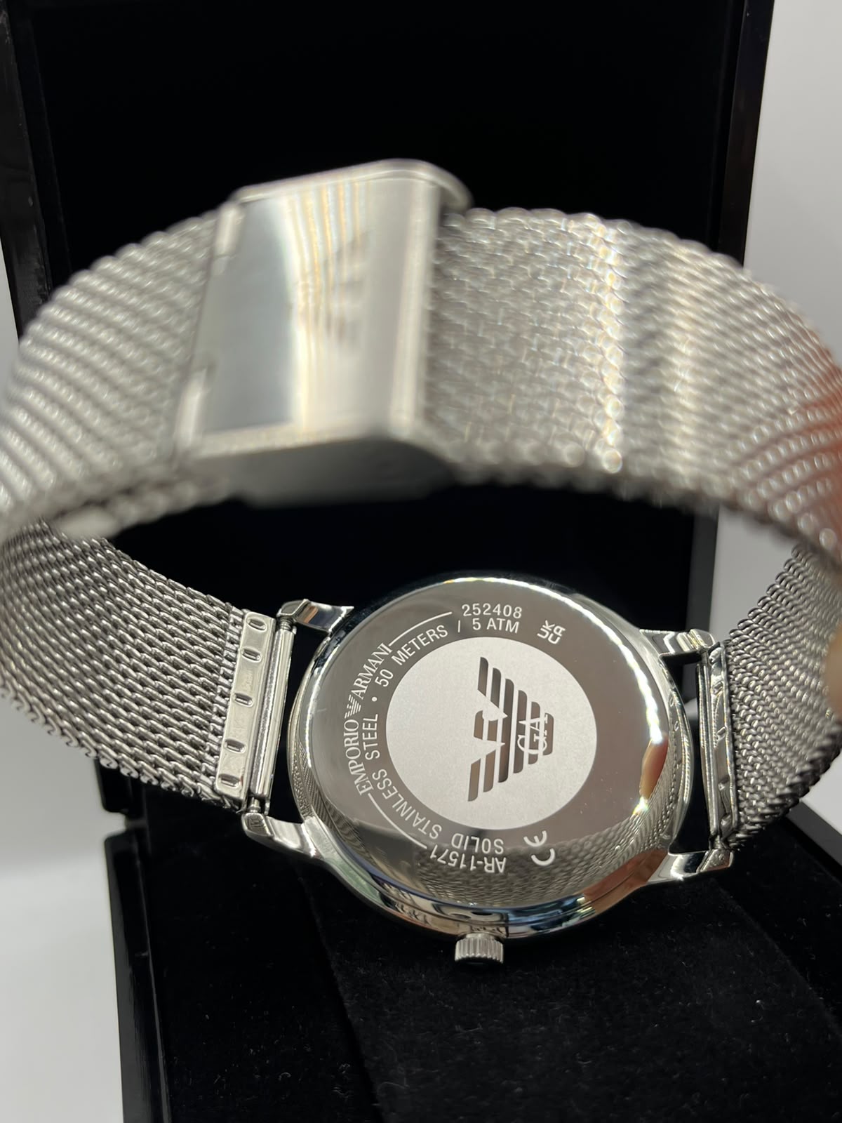 Montre à cadran noir avec bracelet mesh argenté