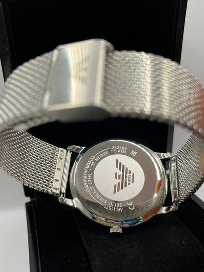 Montre à cadran noir avec bracelet mesh argenté