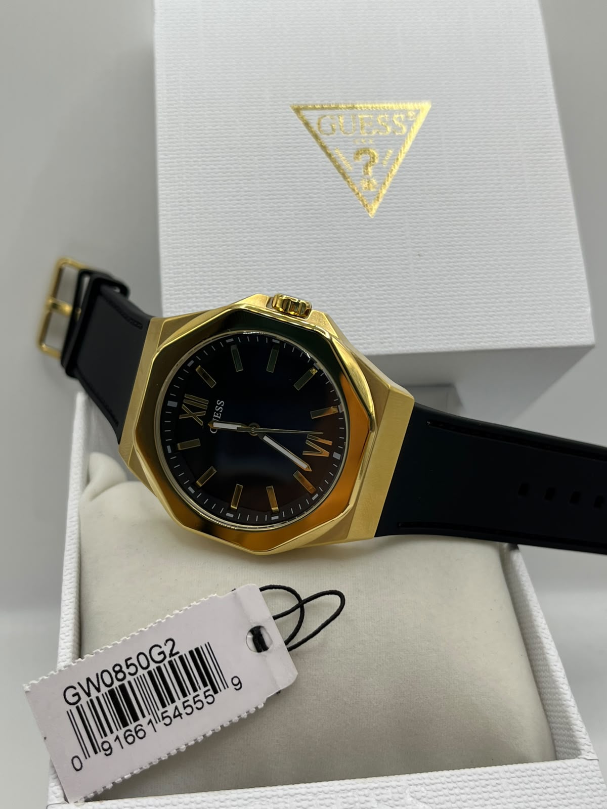 Montre à cadran noir avec bracelet en silicone noir