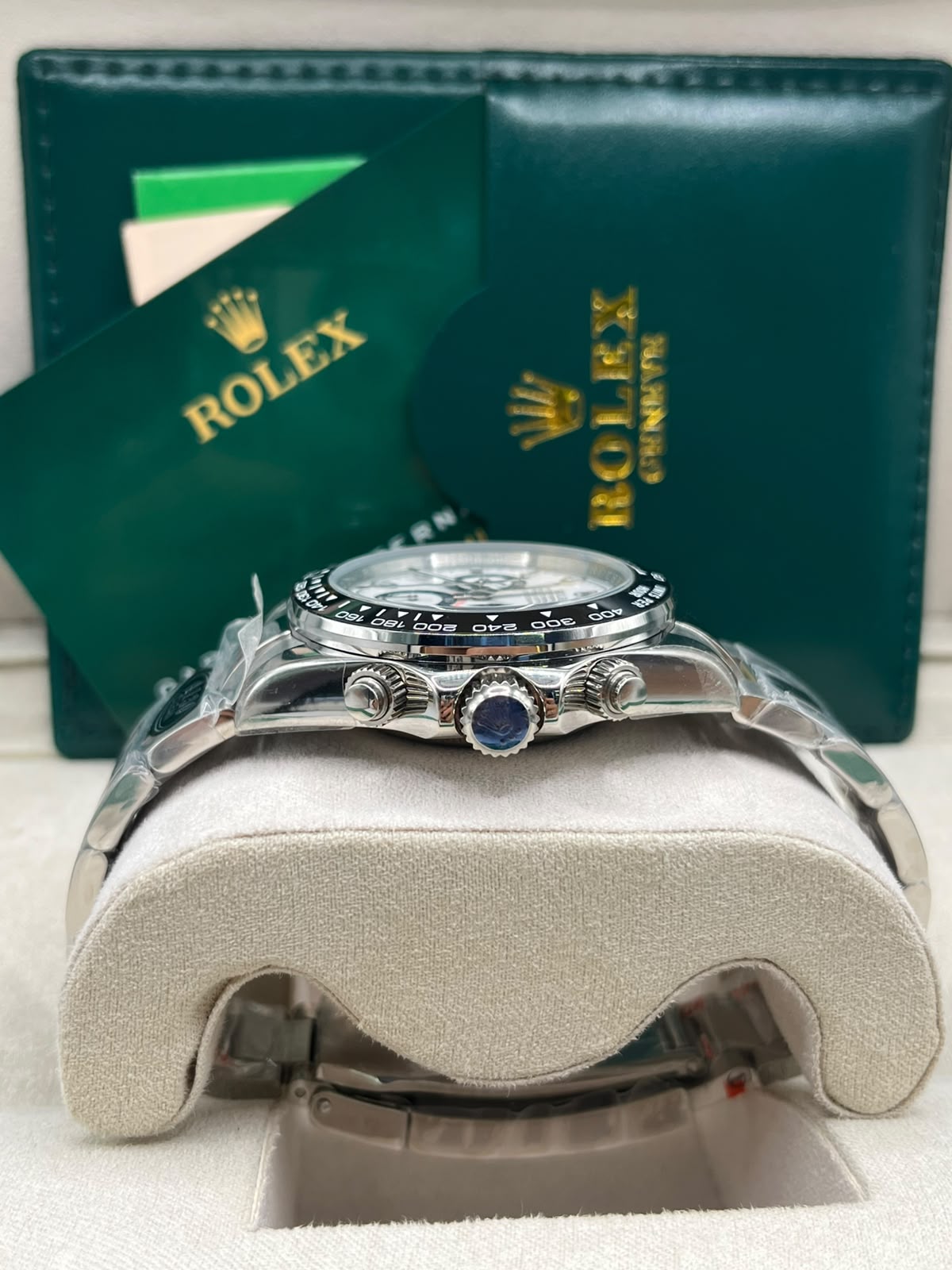 Montre à cadran blanc, allure sport-chic