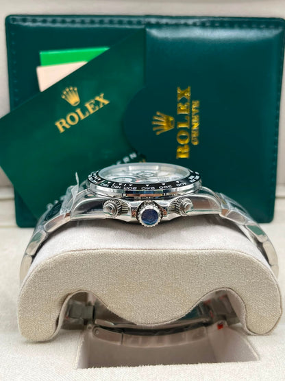 Montre à cadran blanc, allure sport-chic
