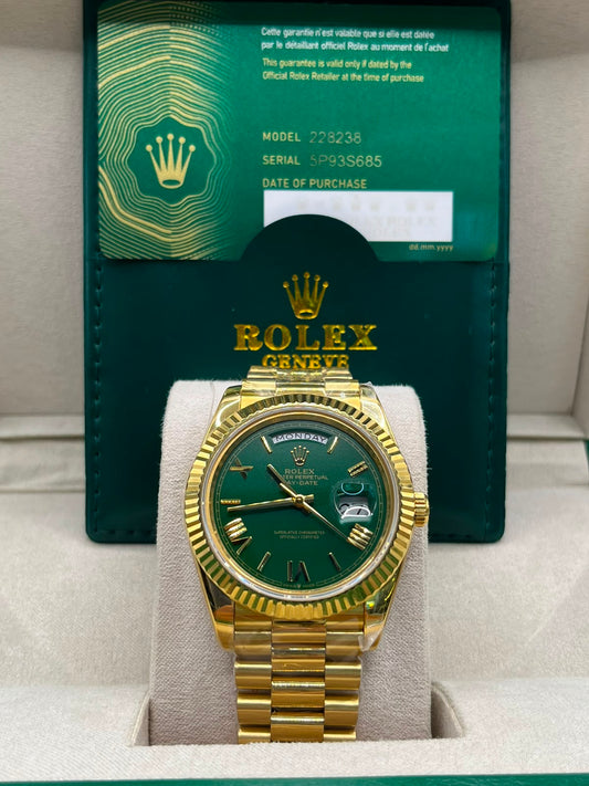 Montre dorée à cadran vert olive