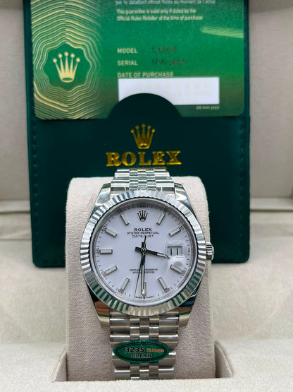 Montre à cadran argenté — allure classique