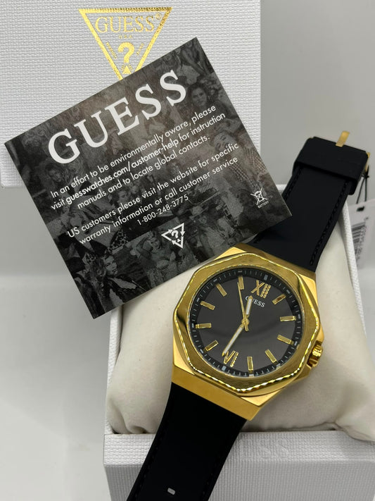 Montre à cadran noir avec bracelet en silicone noir