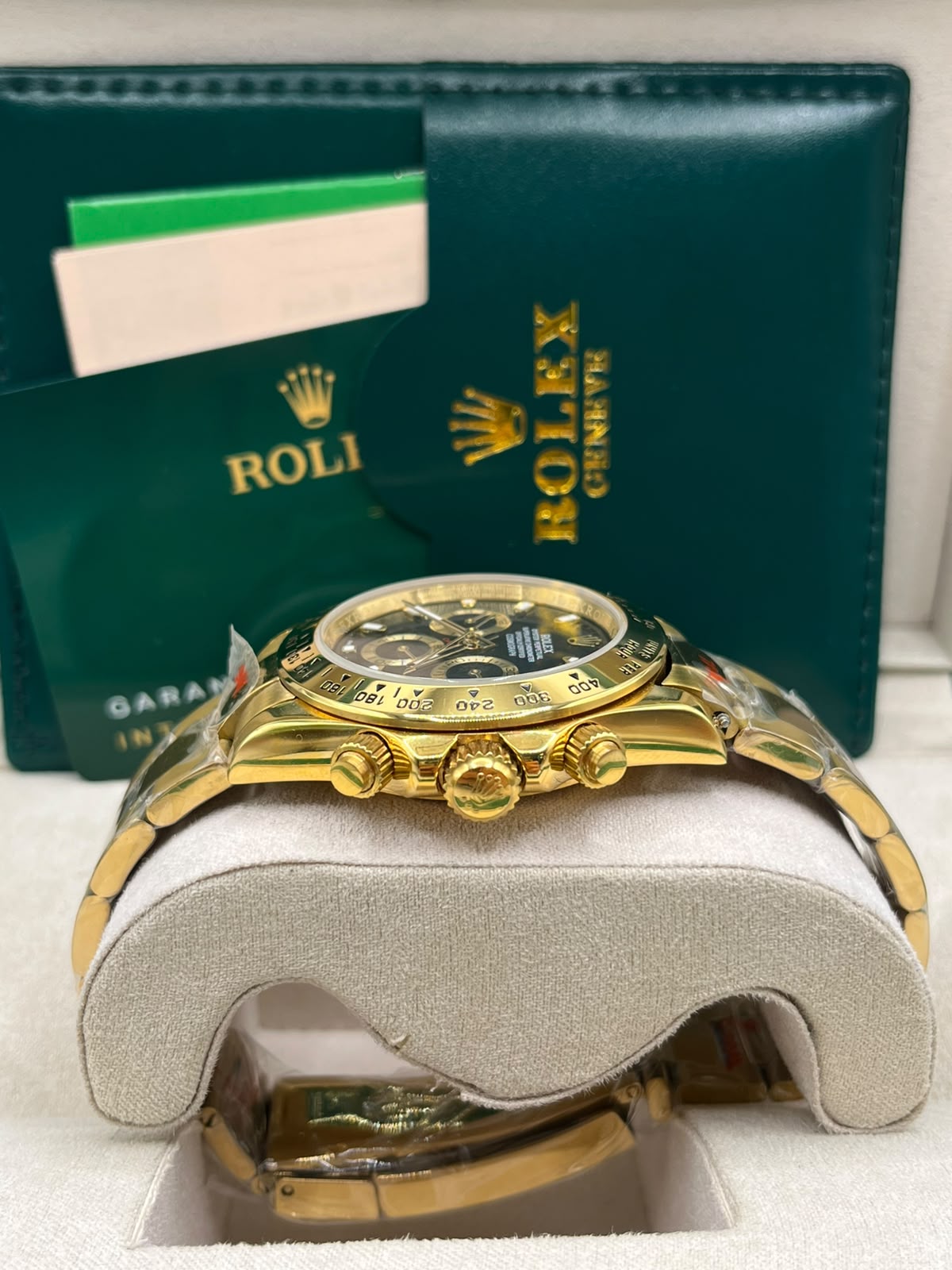 Montre chronographe à cadran noir en or jaune