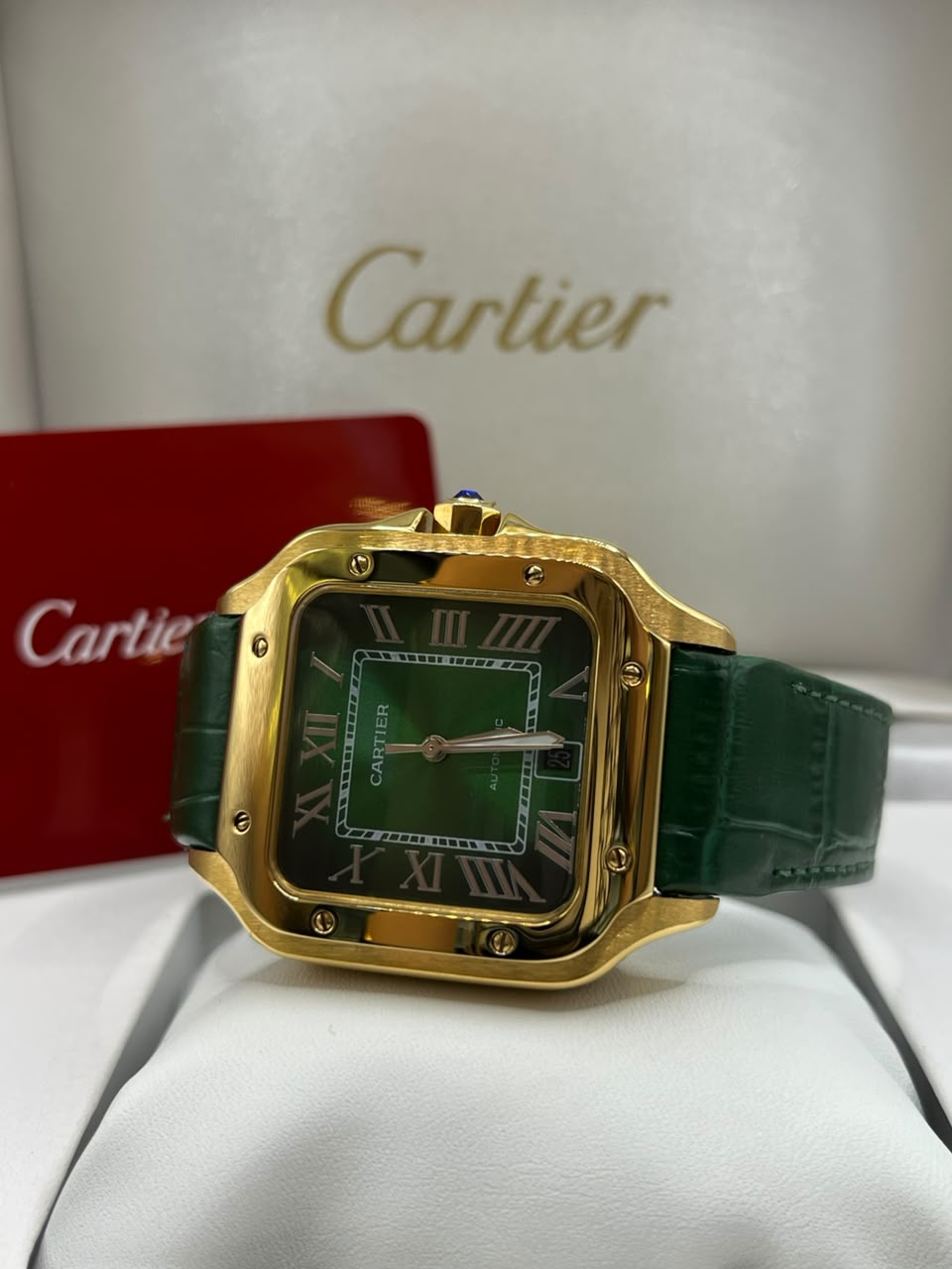 Montre à cadran vert avec bracelet en cuir vert
